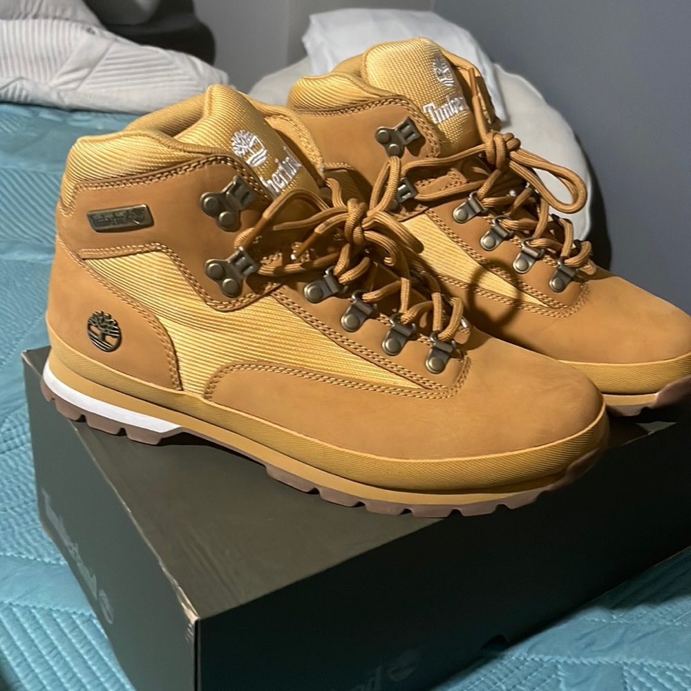 Timberlands Size 9 1/2 Mid Hiker Wheat Nubuck